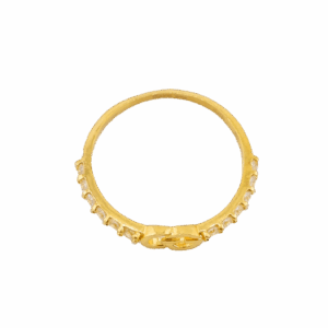 Anel com padrão de flor esmaltada, peso meio baht; Anel em formato de coração com pedras preciosas, peso meio salung; Anel GG com pedras preciosas, peso meio baht